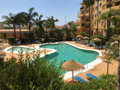 4 Bedroom Middle Floor Apartment in San Pedro de Alcántara - Image 1