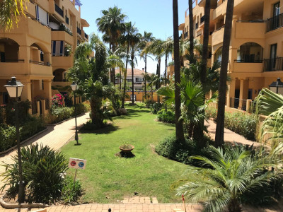 4 Bedroom Middle Floor Apartment in San Pedro de Alcántara - Image 2