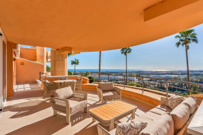 3 Bedroom Middle Floor Apartment in Nueva Andalucía - Image 2