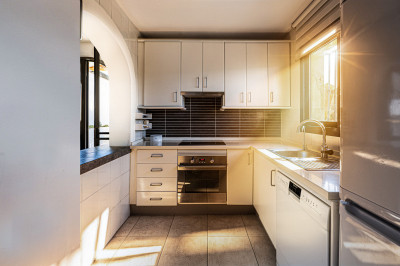 2 Bedroom Middle Floor Apartment in Calahonda - Image 4