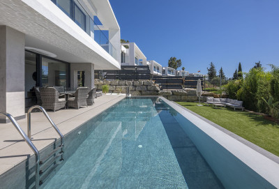 4 Bedroom Detached Villa in Estepona - Image 1