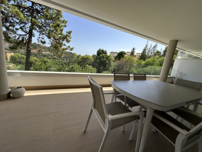 3 Bedroom Middle Floor Apartment in Benahavís - Image 1