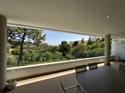3 Bedroom Middle Floor Apartment in Benahavís - Image 2