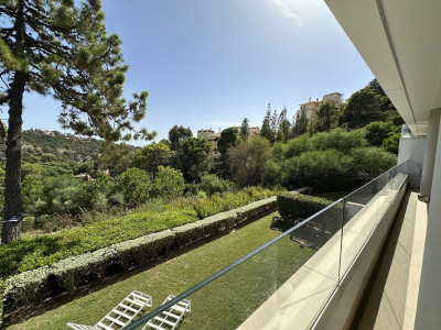 3 Bedroom Middle Floor Apartment in Benahavís - Image 3