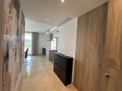 3 Bedroom Middle Floor Apartment in Benahavís - Image 4