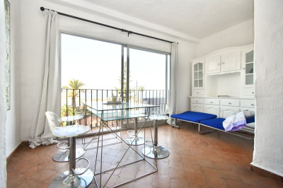 1 Bedroom Middle Floor Apartment in Puerto Banús - Image 5