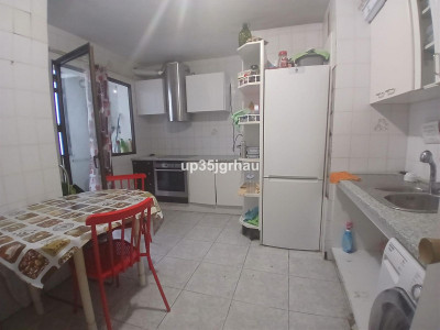 4 Bedroom Middle Floor Apartment in Estepona - Image 4