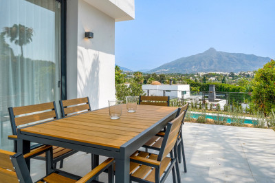5 Bedroom Detached Villa in Nueva Andalucía - Image 2