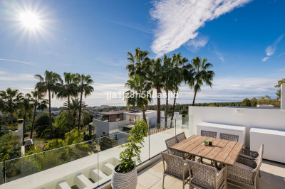 4 Bedroom Semi-Detached House in Sierra Blanca - Image 3