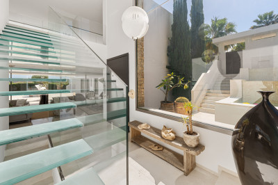 7 Bedroom Detached Villa in Nueva Andalucía - Image 4