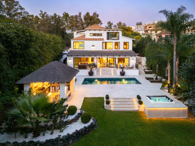 5 Bedroom Detached Villa in Nueva Andalucía - Image 1