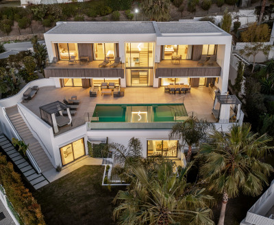 6 Bedroom Detached Villa in El Paraiso - Image 1