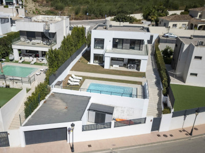 3 Bedroom Detached Villa in La Duquesa - Image 2