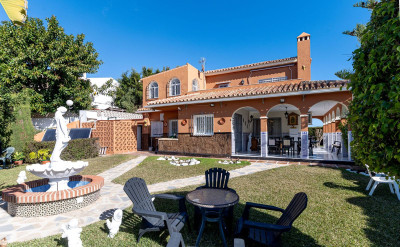 4 Bedroom Detached Villa in Mijas - Image 2