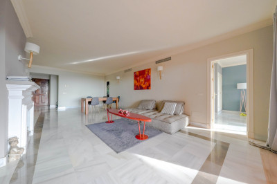 2 Bedroom Middle Floor Apartment in La Quinta - Image 2