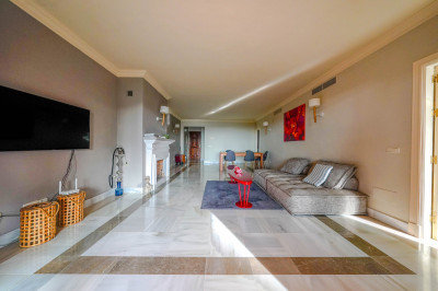 2 Bedroom Middle Floor Apartment in La Quinta - Image 4