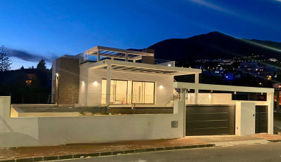4 Bedroom Detached Villa in Mijas - Image 1