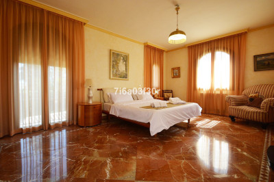 5 Bedroom Detached Villa in Nueva Andalucía - Image 5