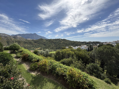 2 Bedroom Middle Floor Apartment in La Quinta - Image 1