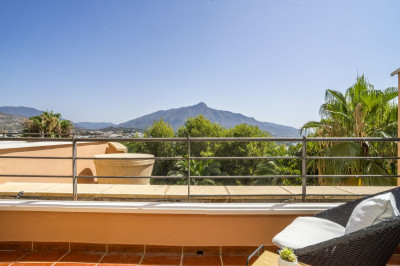 2 Bedroom Middle Floor Apartment in Nueva Andalucía - Image 4