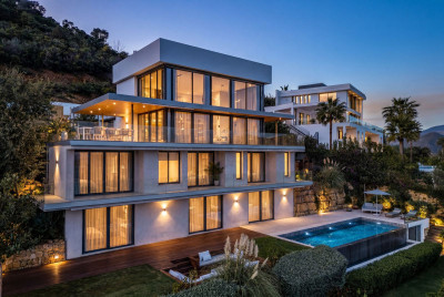 6 Bedroom Detached Villa in La Mairena - Image 1
