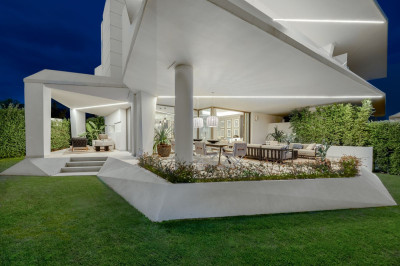 4 Bedroom Semi-Detached House in Nueva Andalucía - Image 2