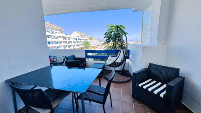 2 Bedroom Middle Floor Apartment in La Duquesa - Image 3