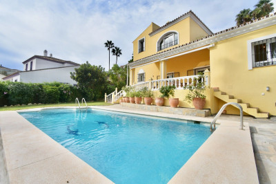 3 Bedroom Detached Villa in La Duquesa - Image 2