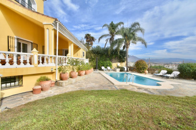 3 Bedroom Detached Villa in La Duquesa - Image 3