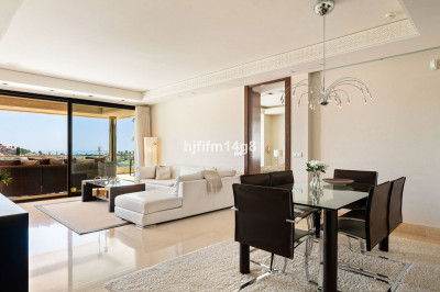 2 Bedroom Middle Floor Apartment in Nueva Andalucía - Image 5