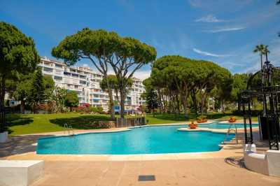 4 Bedroom Middle Floor Apartment in Puerto Banús - Image 1