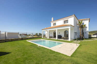 4 Bedroom Detached Villa in Estepona - Image 2