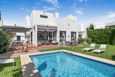 6 Bedroom Detached Villa in Nueva Andalucía - Image 1