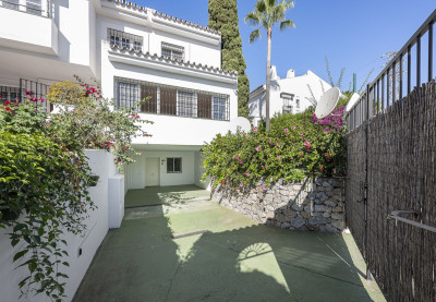 4 Bedroom Semi-Detached House in Nueva Andalucía - Image 2