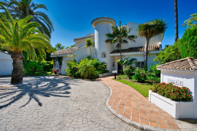 4 Bedroom Detached Villa in Marbella - Image 2