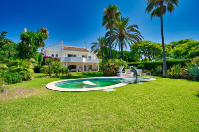 4 Bedroom Detached Villa in Marbella - Image 3