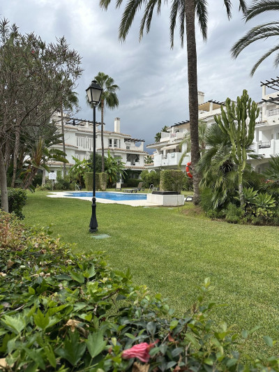 3 Bedroom Middle Floor Apartment in Puerto Banús - Image 1