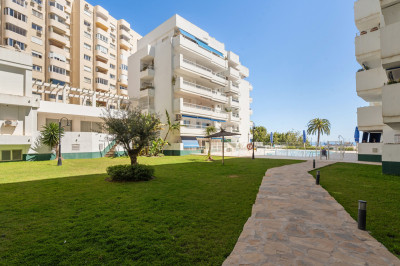 1 Bedroom Middle Floor Apartment in Estepona - Image 2