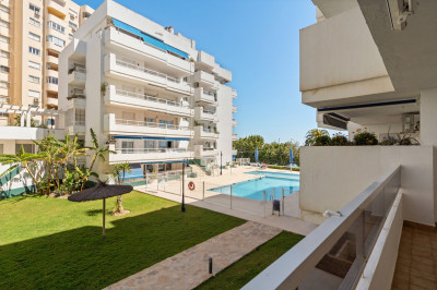 1 Bedroom Middle Floor Apartment in Estepona - Image 3