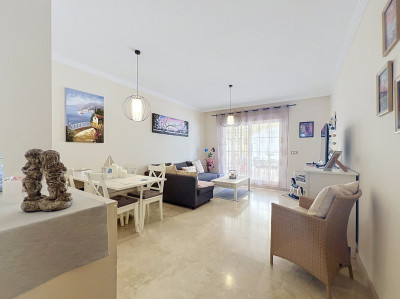 2 Bedroom Middle Floor Apartment in San Luis de Sabinillas - Image 5