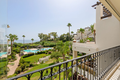 3 Bedroom Middle Floor Apartment in Estepona - Image 3