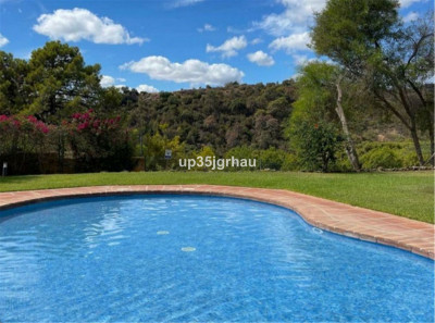 2 Bedroom Middle Floor Apartment in Selwo - Image 4