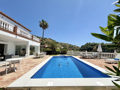 5 Bedroom Detached Villa in Calahonda - Image 1