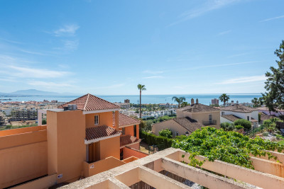 2 Bedroom Middle Floor Apartment in La Duquesa - Image 1