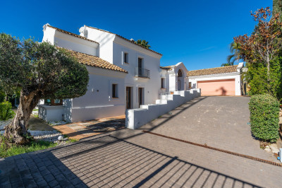 4 Bedroom Detached Villa in El Paraiso - Image 5