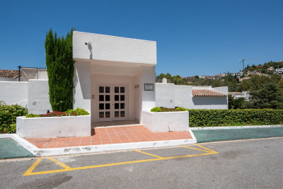 3 Bedroom Top Floor Apartment in Benahavís - Image 1