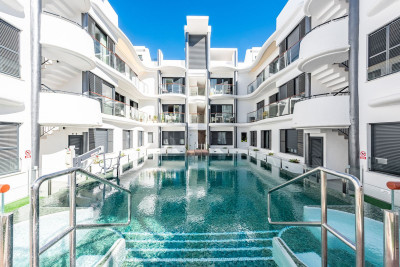 3 Bedroom Middle Floor Apartment in Estepona - Image 2
