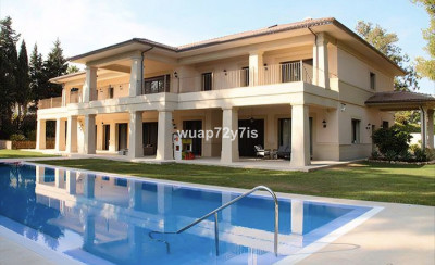 6 Bedroom Detached Villa in Guadalmina Baja - Image 1