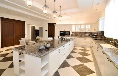 6 Bedroom Detached Villa in Guadalmina Baja - Image 4