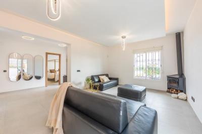 3 Bedroom Detached Villa in La Duquesa - Image 4